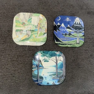 3x Vintage Lord Of The Rings / Hobbit Themed Square Shaped Pin Badges 3x3cm - Foto 1 di 8