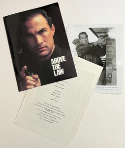 ÜBER DEM GESETZ Original 1988 Film Pressemappe - 9 Fotos 17 Seiten - Steven Seagal - Bild 1 von 13