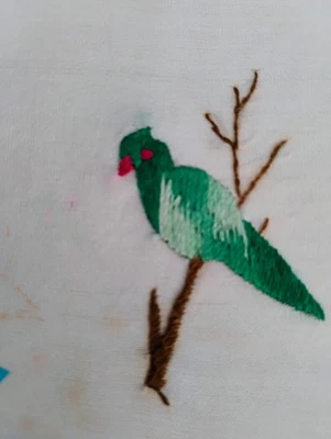 Винтажный шелковый вышитый носовой платок с зеленым попугаем - Изображение 1 из 4
