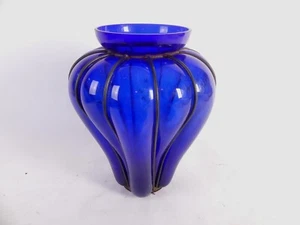 Grosse Blumenvase Glas Kobalt Blau Vase im Eisenkäfig - Bild 1 von 6