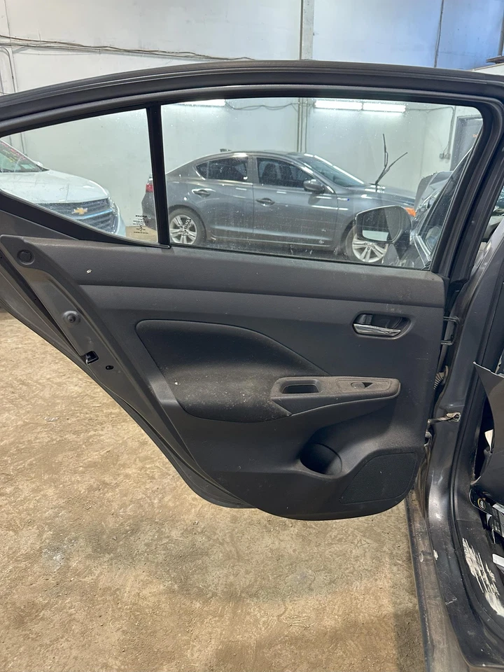 21 22 NISSAN VERSA Rear Door Trim Panel Driver Side Left Foto 1 de 1