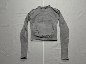 Top Free People Movement Good Karma Hi Neck Strati Maniche Lunghe Grigio Ghiaccio M/L - Foto 1 di 5