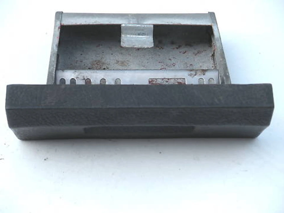 SIMCA 1204 ASH TRAY 71 — 第 1/1 张图片