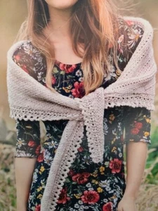 LH003 KNITTING PATTERN LADIES SHAWL IN ARAN YARN ONE SIZE - Picture 1 of 2