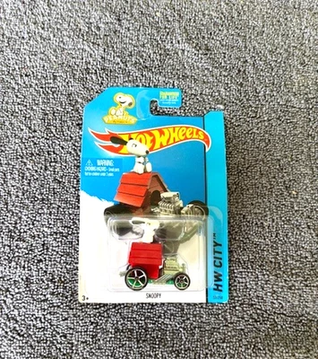 Coche de carreras Hot Wheels Snoopy Peanuts 2014 Doghouse Schulz 59/250 nuevo en equipamiento Foto 1 de 2