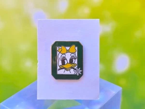 U OF O OREGON DUCKS DISNEY DAISY DUCK SILBER ANSTECKNADEL VINTAGE PINBACK - Bild 1 von 4