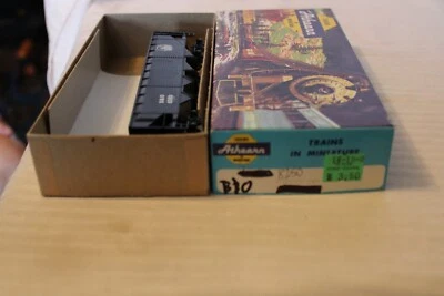 HO Scale Athearn 41' 4 Bay Hopper, Baltimore & Ohio, Black, #8250, Built - Image 1 of 3