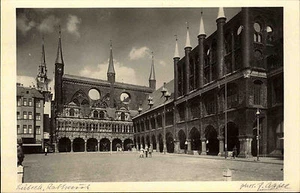 Lübeck Schleswig Holstein s/w Postkarte ~1950/60 Partie am Rathaus ungelaufen - Picture 1 of 2