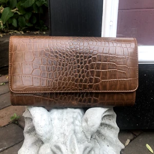 Cartera sin asas de cuero de reptil sintético marrón Carlos Falchi - Imagen 1 de 5