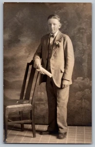 Antigua postal con foto real de joven en traje con diploma #1664 - Imagen 1 de 2