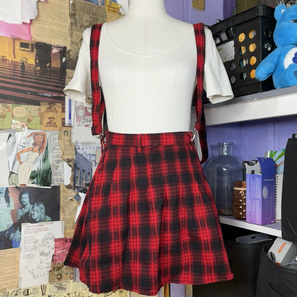 Falda con tirantes a cuadros roja y negra Foto 1 de 4