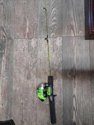 Carrete de pesca con salpicaduras verdes Zebco All-Metal Gears/Pitchin Stik 30 pulgadas caña 10ib. Línea Foto 1 de 4