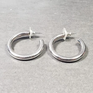 "Pendientes de aro J tachonados tono plateado modernista boho de mediados de siglo perforados 1,5" - Imagen 1 de 9