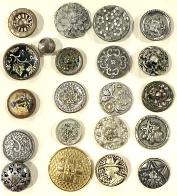 Antiguo Lote De 21 Botones De Metal Victoriano Montados En Tarjeta Foto 1 de 4