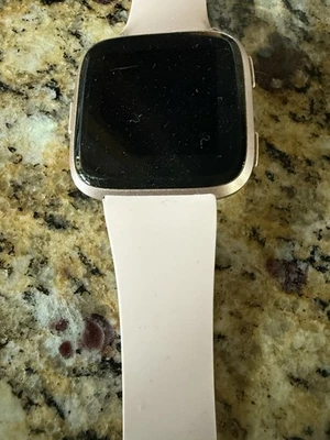 Фитнес-умные часы Fitbit Versa — персиковые/розовое золото алюминий (FB504RGPK) - Изображение 1 из 4