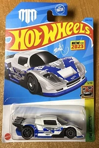 Hot Wheels 2023 - #209 Mad Mike Drift Attack blanco - Imagen 1 de 1