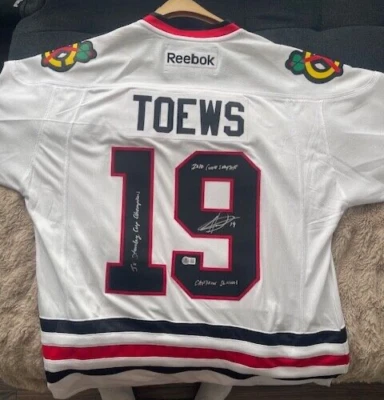 Camiseta y guante Reebok firmados por Jonathan Toews, ambos Beckett certificado de autenticidad. Foto 1 de 4
