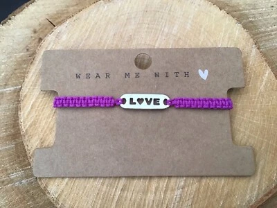„Love“ Armband mit Makrameeverschluss in Lila - Bild 1 von 3