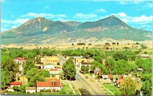 1960er Vintage CO Postkarte Hotchkiss Luftbild Stadtansicht Innenstadt unbesendet Sinclair  - Bild 1 von 2
