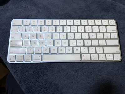 Apple A2449 MK293LL/A magic keyboard with touch id | Lightning/Bluetooth connect - Image 1 of 4