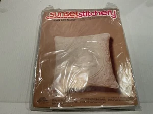 Sunset Stitchery "White Dove Pillow" Stickpackung Größe 16" Neu aus altem Lagerbestand ungeöffnet - Bild 1 von 5