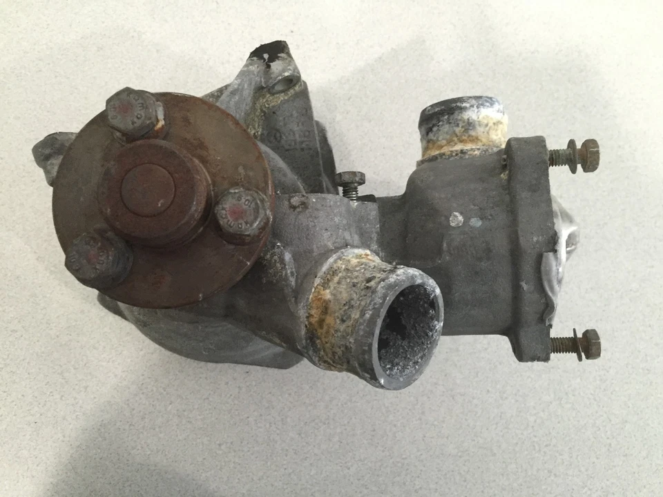 Mercedes-Benz 190e W201 1987-1993 ~ bomba de agua ~ pieza OEM Foto 1 de 4