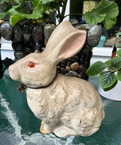 Contenedor de caramelos de yeso/papel maché de conejo de colección figura de Pascua ojos de vidrio - Imagen 1 de 14