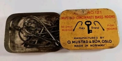 Vintage Mustad-Cincinnati Bass fish Hooks Asst. No. 121 Metal tin Box Norway - Image 1 of 4