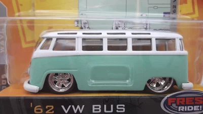 Jada Toys VDubs 1962 VOLKSWAGEN BUS (verde pastel/blanco) - tabla de surf Foto 1 de 4