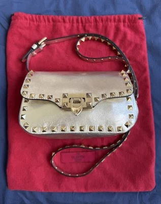 BOLSO BANDOLERA VALENTINO PLATINO CUERO METALIZADO ROCKSTUD CIERRE ABATIBLE Y BOLSA ANTIPOLVO Foto 1 de 4