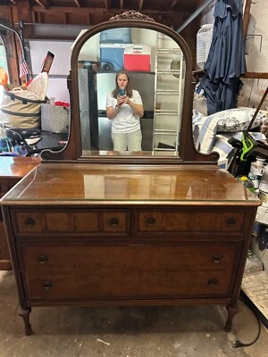 Cómoda antigua vintage con espejo - 4 cajones, 49’’’ largo x 22’ ancho - usada Foto 1 de 4