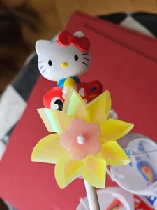 Super süßes Hello Kitty mit Karpfenfahnen Tannenrad Spielzeug RAR 2010 Produktion - Bild 1 von 5