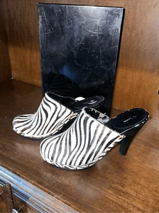 Zuecos de tacón Nina Elisha con estampado de cebra pelo de becerro y mulas tachonadas talla 10 - Imagen 1 de 7