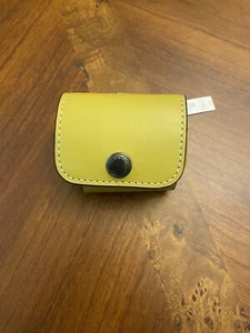 Estuche grande para auriculares inalámbricos Coach color verde - Imagen 1 de 4