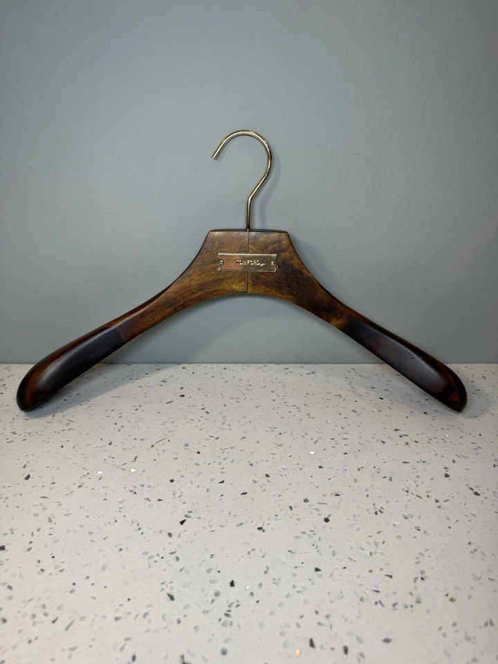 Hangar de madera Tom Ford Foto 1 de 4