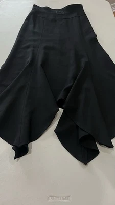 FALDA ESCADA NEGRA TALLA 32 HECHA EN RUMANIA Foto 1 de 4