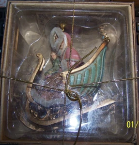 LOUIS NICOLE ORNAMENT - MÄDCHEN HÄLT IHREN DOLLY IM SCHLITTEN - NEU IM KARTON - Bild 1 von 3