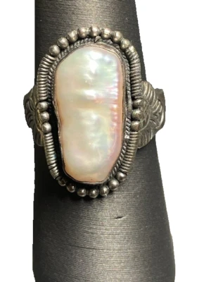 925 STERLING SILVER AND BAROQUE PEARL RING SIZE 7.75 - Image 1 of 4