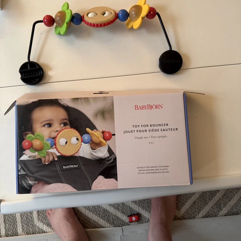 Barra de juguete de madera BABYBJORN Toybar para gorila Baby Bjorn Googly Eye colorida Foto 1 de 2