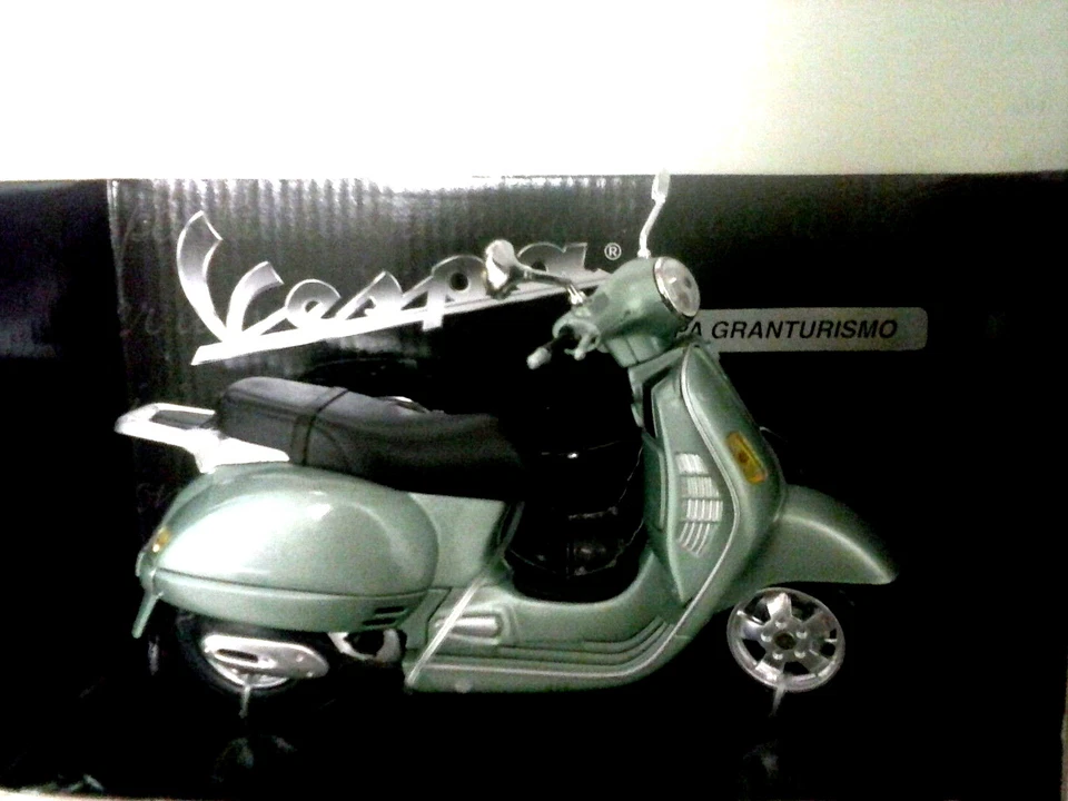 NEW RAY 1:12 MOTO DIE CAST VESPA GRANTURISMO VERDE CHIARO METALLIZZATO ART 42133 - Immagine 1 di 1
