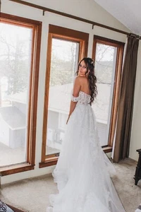 Wedding Dress - Picture 1 of 7