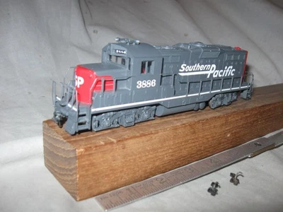 X3150 HO WALTHERS SOUTHERN PACIFIC RR 3886 EMD GP9 DIESEL LOCO - Image 1 of 2
