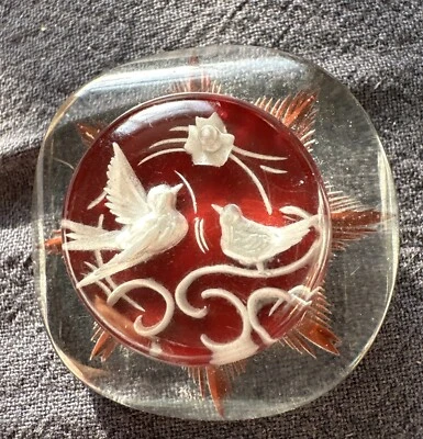 A VINTAGE LUCITE BUTTON BEAUTIFUL BIRD DESIGN 3.5CMS - Image 1 of 3