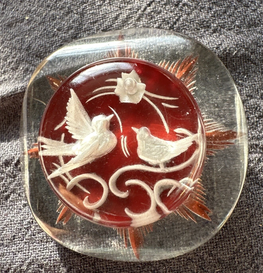 A VINTAGE LUCITE BUTTON BEAUTIFUL BIRD DESIGN 3.5CMS - Image 1 of 3
