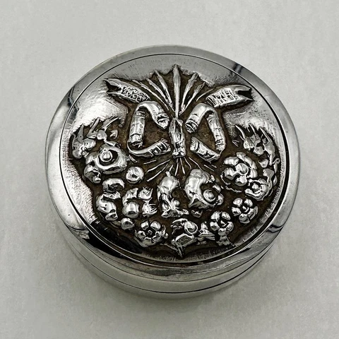 EMBOSSED BOX STERLING SILVER ELIZABETH II London 1982 St James House Company Cover