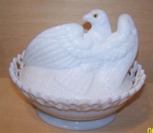 Águila de vidrio de leche blanca vintage Westmoreland en un nido - Imagen 1 de 4