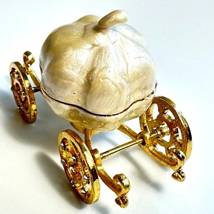 Caja de baratija magnética Hyaline & Dora H&D blanca con carro de calabaza esmaltada con joyas. - Imagen 1 de 10