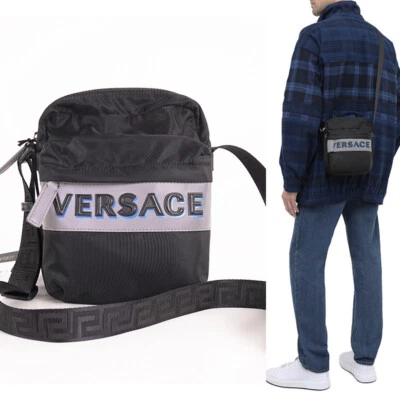 全新 $895 VERSACE 男式黑色尼龙灰色浮雕标志 Greca 斜挎包运动包 — 第 1/4 张图片