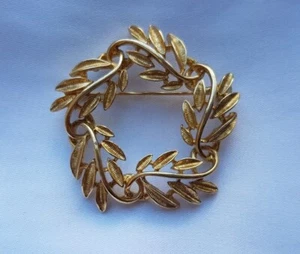 Brooch ~ Leaves ~ Wreath Design ~ Textured Gold Plated Metal - Picture 1 of 8