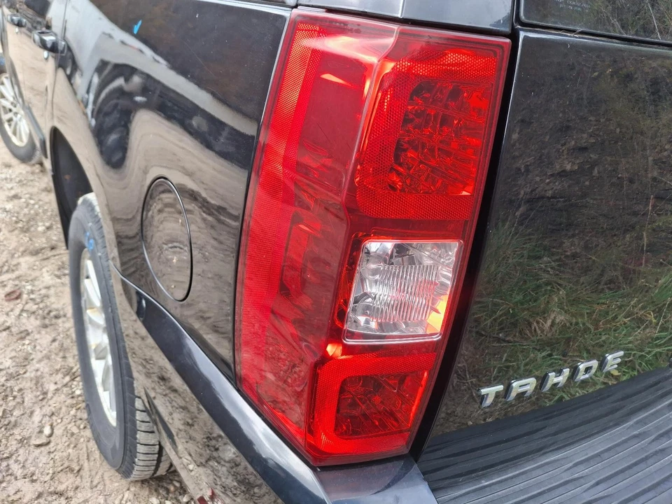 Conjunto de luz trasera izquierda usado se adapta a: Chevrolet Tahoe 2009 con opción híbrida opcional M99 Foto 1 de 4